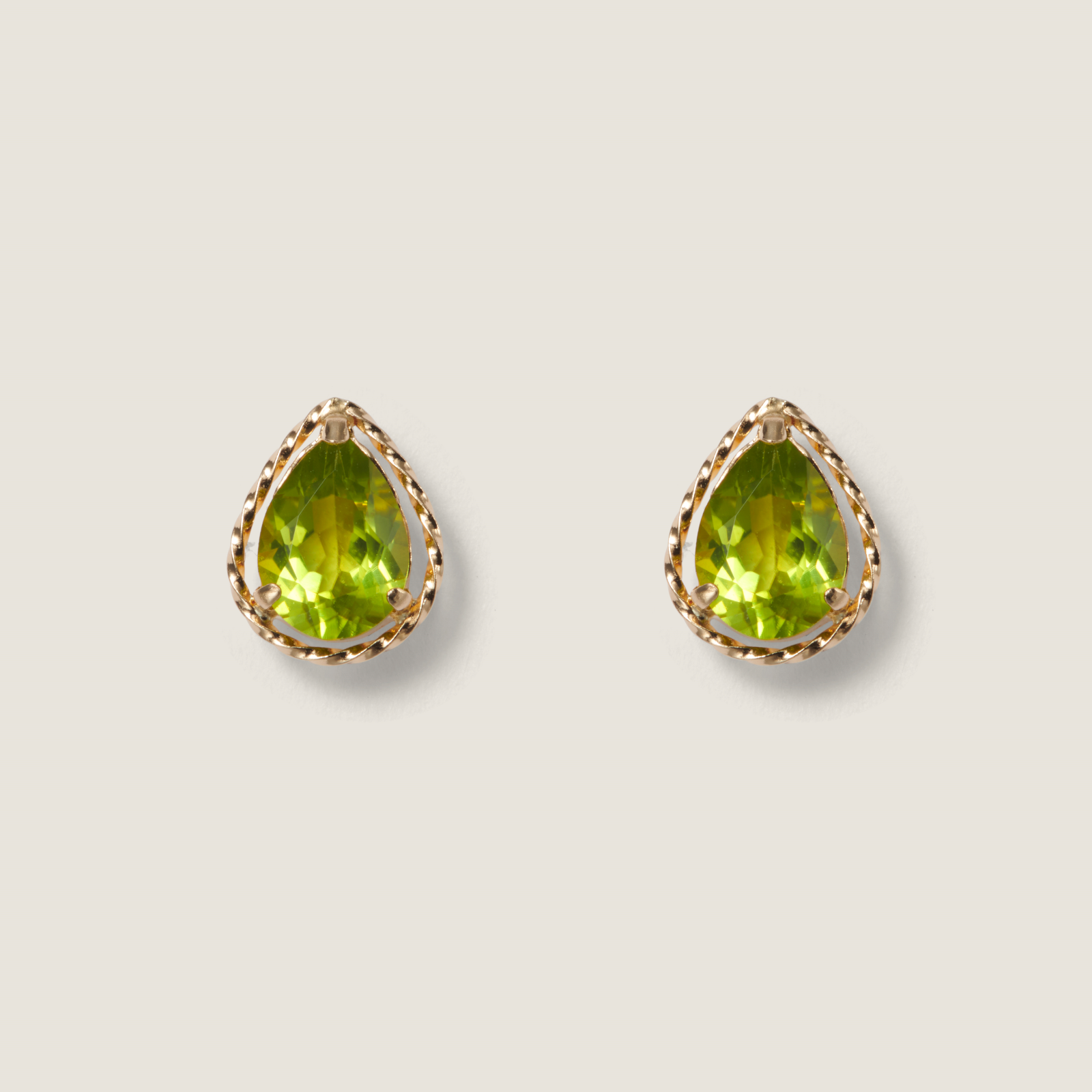 Pendientes de peridoto en oro amarillo, piedra de nacimiento de agosto.